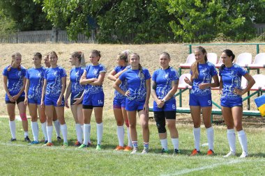 Odessa, Ukrayna - 22 Ağustos 2020: Odessa ragbi takımları arasında Ukrayna Kupası. Kızların ragbi maçının gerginlik anı. Bayanlar ragbi takımı için dramatik meydan okuma oyunu