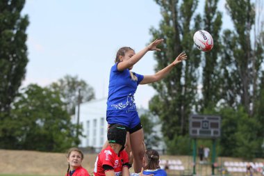 Odessa, Ukrayna - 22 Ağustos 2020: Odessa ragbi takımları arasında Ukrayna Kupası. Kızların ragbi maçının gerginlik anı. Bayanlar ragbi takımı için dramatik meydan okuma oyunu