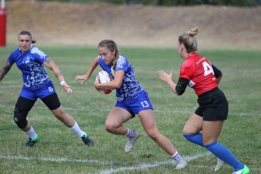 Odessa, Ukrayna - 22 Ağustos 2020: Odessa ragbi takımları arasında Ukrayna Kupası. Kızların ragbi maçının gerginlik anı. Bayanlar ragbi takımı için dramatik meydan okuma oyunu