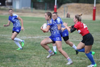 Odessa, Ukrayna - 22 Ağustos 2020: Odessa ragbi takımları arasında Ukrayna Kupası. Kızların ragbi maçının gerginlik anı. Bayanlar ragbi takımı için dramatik meydan okuma oyunu