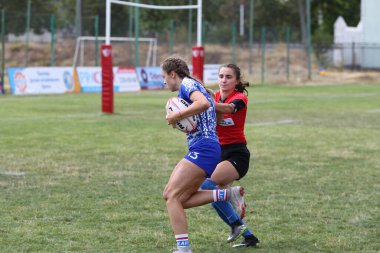 Odessa, Ukrayna - 22 Ağustos 2020: Odessa ragbi takımları arasında Ukrayna Kupası. Kızların ragbi maçının gerginlik anı. Bayanlar ragbi takımı için dramatik meydan okuma oyunu