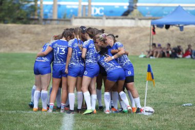 Odessa, Ukrayna - 22 Ağustos 2020: Odessa ragbi takımları arasında Ukrayna Kupası. Kızların ragbi maçının gerginlik anı. Bayanlar ragbi takımı için dramatik meydan okuma oyunu