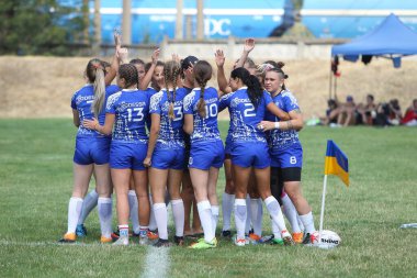 Odessa, Ukrayna - 22 Ağustos 2020: Odessa ragbi takımları arasında Ukrayna Kupası. Kızların ragbi maçının gerginlik anı. Bayanlar ragbi takımı için dramatik meydan okuma oyunu