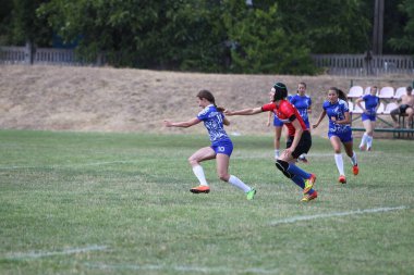 Odessa, Ukrayna - 22 Ağustos 2020: Odessa ragbi takımları arasında Ukrayna Kupası. Kızların ragbi maçının gerginlik anı. Bayanlar ragbi takımı için dramatik meydan okuma oyunu