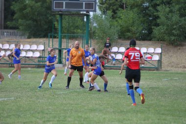 Odessa, Ukrayna - 22 Ağustos 2020: Odessa ragbi takımları arasında Ukrayna Kupası. Kızların ragbi maçının gerginlik anı. Bayanlar ragbi takımı için dramatik meydan okuma oyunu