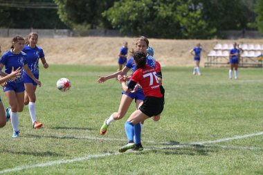 Odessa, Ukrayna - 22 Ağustos 2020: Odessa ragbi takımları arasında Ukrayna Kupası. Kızların ragbi maçının gerginlik anı. Bayanlar ragbi takımı için dramatik meydan okuma oyunu