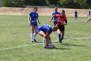 Odessa, Ukrayna - 22 Ağustos 2020: Odessa ragbi takımları arasında Ukrayna Kupası. Kızların ragbi maçının gerginlik anı. Bayanlar ragbi takımı için dramatik meydan okuma oyunu