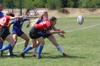 Odessa, Ukrayna - 22 Ağustos 2020: Odessa ragbi takımları arasında Ukrayna Kupası. Kızların ragbi maçının gerginlik anı. Bayanlar ragbi takımı için dramatik meydan okuma oyunu