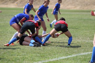 Odessa, Ukrayna - 22 Ağustos 2020: Odessa ragbi takımları arasında Ukrayna Kupası. Kızların ragbi maçının gerginlik anı. Bayanlar ragbi takımı için dramatik meydan okuma oyunu