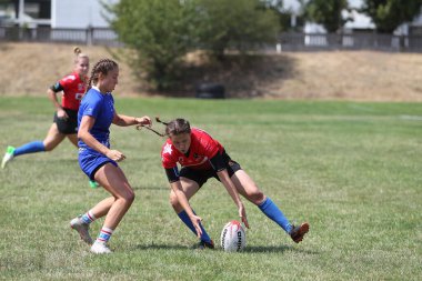 Odessa, Ukrayna - 22 Ağustos 2020: Odessa ragbi takımları arasında Ukrayna Kupası. Kızların ragbi maçının gerginlik anı. Bayanlar ragbi takımı için dramatik meydan okuma oyunu