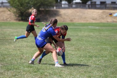 Odessa, Ukrayna - 22 Ağustos 2020: Odessa ragbi takımları arasında Ukrayna Kupası. Kızların ragbi maçının gerginlik anı. Bayanlar ragbi takımı için dramatik meydan okuma oyunu