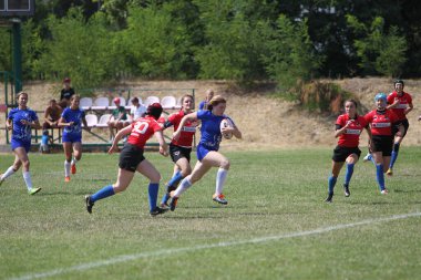 Odessa, Ukrayna - 22 Ağustos 2020: Odessa ragbi takımları arasında Ukrayna Kupası. Kızların ragbi maçının gerginlik anı. Bayanlar ragbi takımı için dramatik meydan okuma oyunu