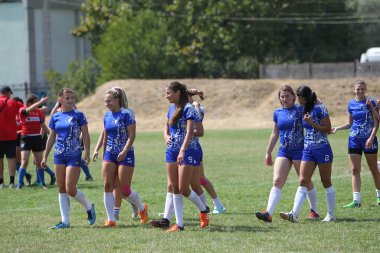 Odessa, Ukrayna - 22 Ağustos 2020: Odessa ragbi takımları arasında Ukrayna Kupası. Kızların ragbi maçının gerginlik anı. Bayanlar ragbi takımı için dramatik meydan okuma oyunu