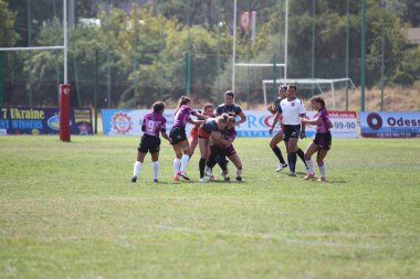 Odessa, Ukrayna - 22 Ağustos 2020: Odessa ragbi takımları arasında Ukrayna Kupası. Kızların ragbi maçının gerginlik anı. Bayanlar ragbi takımı için dramatik meydan okuma oyunu