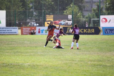 Odessa, Ukrayna - 22 Ağustos 2020: Odessa ragbi takımları arasında Ukrayna Kupası. Kızların ragbi maçının gerginlik anı. Bayanlar ragbi takımı için dramatik meydan okuma oyunu