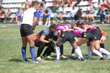 Odessa, Ukrayna - 22 Ağustos 2020: Odessa ragbi takımları arasında Ukrayna Kupası. Kızların ragbi maçının gerginlik anı. Bayanlar ragbi takımı için dramatik meydan okuma oyunu