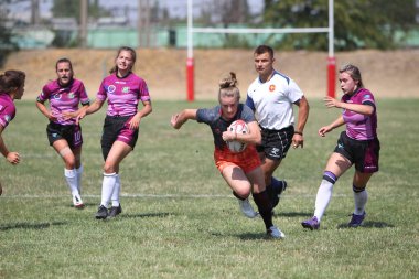 Odessa, Ukrayna - 22 Ağustos 2020: Odessa ragbi takımları arasında Ukrayna Kupası. Kızların ragbi maçının gerginlik anı. Bayanlar ragbi takımı için dramatik meydan okuma oyunu