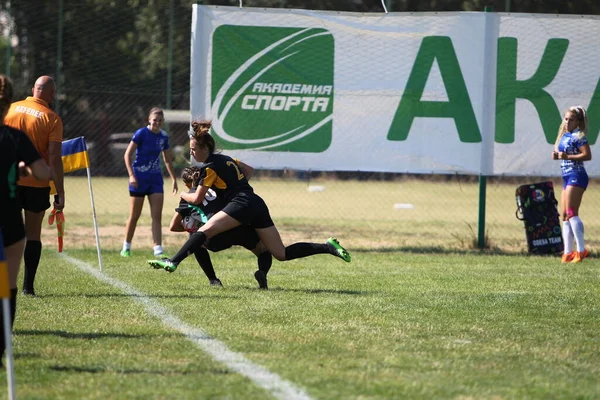 Odessa, Ukrayna - 22 Ağustos 2020: Odessa ragbi takımları arasında Ukrayna Kupası. Kızların ragbi maçının gerginlik anı. Bayanlar ragbi takımı için dramatik meydan okuma oyunu