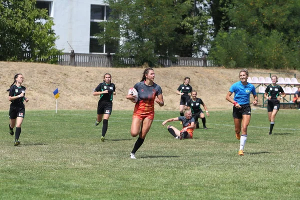 Odessa, Ukrayna - 22 Ağustos 2020: Odessa ragbi takımları arasında Ukrayna Kupası. Kızların ragbi maçının gerginlik anı. Bayanlar ragbi takımı için dramatik meydan okuma oyunu