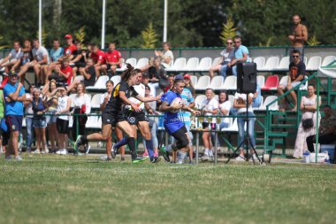 Odessa, Ukrayna - 22 Ağustos 2020: Odessa ragbi takımları arasında Ukrayna Kupası. Kızların ragbi maçının gerginlik anı. Bayanlar ragbi takımı için dramatik meydan okuma oyunu