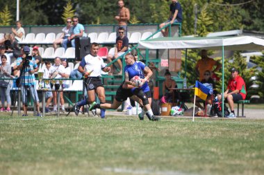 Odessa, Ukrayna - 22 Ağustos 2020: Odessa ragbi takımları arasında Ukrayna Kupası. Kızların ragbi maçının gerginlik anı. Bayanlar ragbi takımı için dramatik meydan okuma oyunu