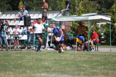 Odessa, Ukrayna - 22 Ağustos 2020: Odessa ragbi takımları arasında Ukrayna Kupası. Kızların ragbi maçının gerginlik anı. Bayanlar ragbi takımı için dramatik meydan okuma oyunu