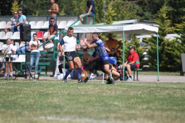 Odessa, Ukrayna - 22 Ağustos 2020: Odessa ragbi takımları arasında Ukrayna Kupası. Kızların ragbi maçının gerginlik anı. Bayanlar ragbi takımı için dramatik meydan okuma oyunu