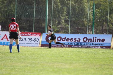 Odessa, Ukrayna - 22 Ağustos 2020: Odessa ragbi takımları arasında Ukrayna Kupası. Kızların ragbi maçının gerginlik anı. Bayanlar ragbi takımı için dramatik meydan okuma oyunu