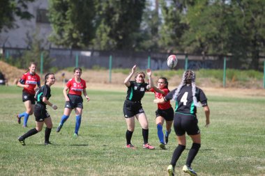 Odessa, Ukrayna - 22 Ağustos 2020: Odessa ragbi takımları arasında Ukrayna Kupası. Kızların ragbi maçının gerginlik anı. Bayanlar ragbi takımı için dramatik meydan okuma oyunu