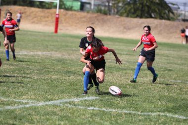 Odessa, Ukrayna - 22 Ağustos 2020: Odessa ragbi takımları arasında Ukrayna Kupası. Kızların ragbi maçının gerginlik anı. Bayanlar ragbi takımı için dramatik meydan okuma oyunu