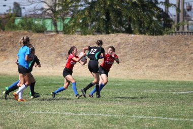 Odessa, Ukrayna - 22 Ağustos 2020: Odessa ragbi takımları arasında Ukrayna Kupası. Kızların ragbi maçının gerginlik anı. Bayanlar ragbi takımı için dramatik meydan okuma oyunu