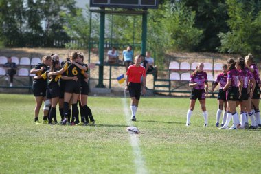 Odessa, Ukrayna - 22 Ağustos 2020: Odessa ragbi takımları arasında Ukrayna Kupası. Kızların ragbi maçının gerginlik anı. Bayanlar ragbi takımı için dramatik meydan okuma oyunu