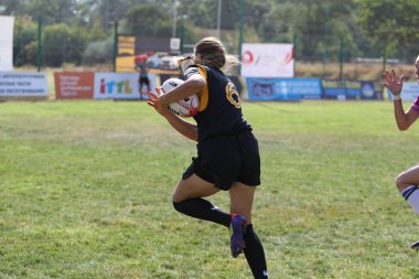 Odessa, Ukrayna - 22 Ağustos 2020: Odessa ragbi takımları arasında Ukrayna Kupası. Kızların ragbi maçının gerginlik anı. Bayanlar ragbi takımı için dramatik meydan okuma oyunu