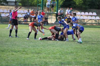 Odessa, Ukrayna - 22 Ağustos 2020: Odessa ragbi takımları arasında Ukrayna Kupası. Kızların ragbi maçının gerginlik anı. Bayanlar ragbi takımı için dramatik meydan okuma oyunu