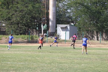 Odessa, Ukrayna - 22 Ağustos 2020: Odessa ragbi takımları arasında Ukrayna Kupası. Kızların ragbi maçının gerginlik anı. Bayanlar ragbi takımı için dramatik meydan okuma oyunu