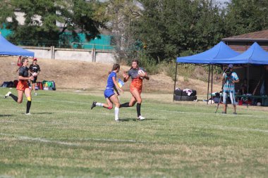 Odessa, Ukrayna - 22 Ağustos 2020: Odessa ragbi takımları arasında Ukrayna Kupası. Kızların ragbi maçının gerginlik anı. Bayanlar ragbi takımı için dramatik meydan okuma oyunu