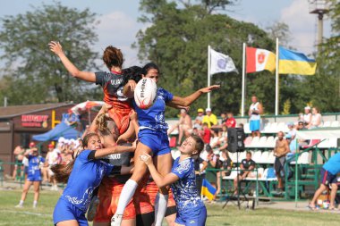 Odessa, Ukrayna - 22 Ağustos 2020: Odessa ragbi takımları arasında Ukrayna Kupası. Kızların ragbi maçının gerginlik anı. Bayanlar ragbi takımı için dramatik meydan okuma oyunu