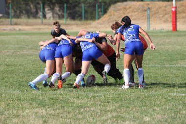 Odessa, Ukrayna - 22 Ağustos 2020: Odessa ragbi takımları arasında Ukrayna Kupası. Kızların ragbi maçının gerginlik anı. Bayanlar ragbi takımı için dramatik meydan okuma oyunu