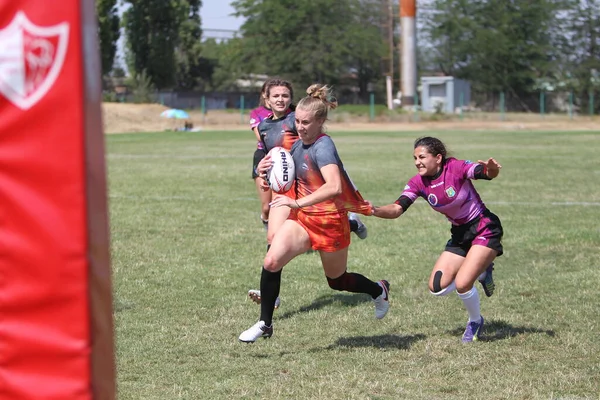 Odessa, Ukrayna - 22 Ağustos 2020: Odessa ragbi takımları arasında Ukrayna Kupası. Kızların ragbi maçının gerginlik anı. Bayanlar ragbi takımı için dramatik meydan okuma oyunu