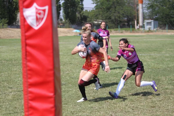 Odessa, Ukrayna - 22 Ağustos 2020: Odessa ragbi takımları arasında Ukrayna Kupası. Kızların ragbi maçının gerginlik anı. Bayanlar ragbi takımı için dramatik meydan okuma oyunu