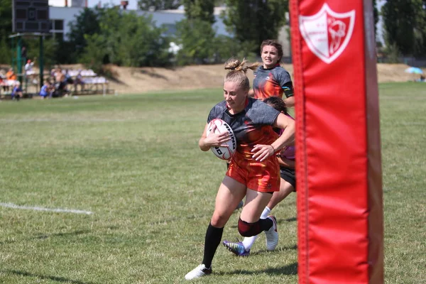 Odessa, Ukrayna - 22 Ağustos 2020: Odessa ragbi takımları arasında Ukrayna Kupası. Kızların ragbi maçının gerginlik anı. Bayanlar ragbi takımı için dramatik meydan okuma oyunu