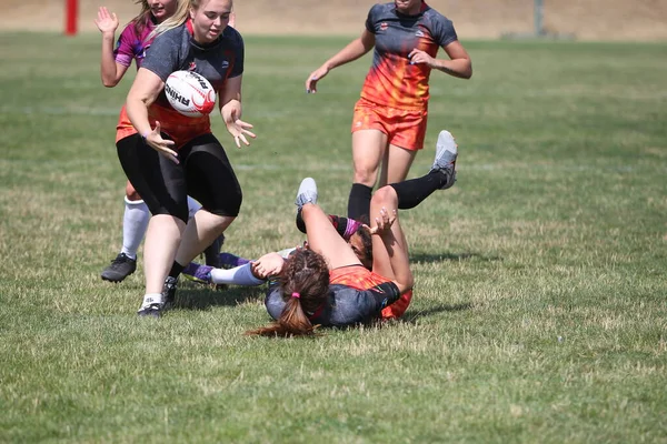 Odessa, Ukrayna - 22 Ağustos 2020: Odessa ragbi takımları arasında Ukrayna Kupası. Kızların ragbi maçının gerginlik anı. Bayanlar ragbi takımı için dramatik meydan okuma oyunu