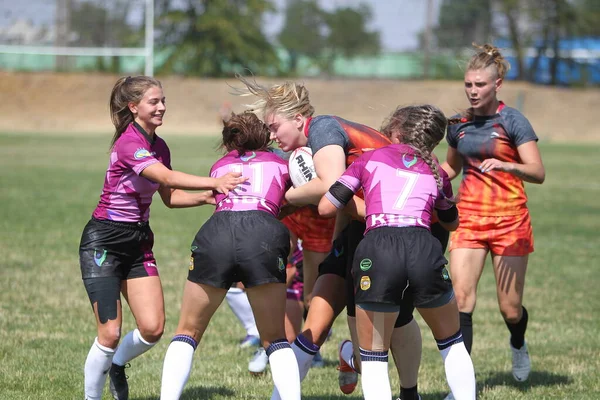 Odessa, Ukrayna - 22 Ağustos 2020: Odessa ragbi takımları arasında Ukrayna Kupası. Kızların ragbi maçının gerginlik anı. Bayanlar ragbi takımı için dramatik meydan okuma oyunu