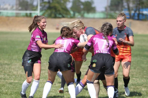 Odessa, Ukrayna - 22 Ağustos 2020: Odessa ragbi takımları arasında Ukrayna Kupası. Kızların ragbi maçının gerginlik anı. Bayanlar ragbi takımı için dramatik meydan okuma oyunu