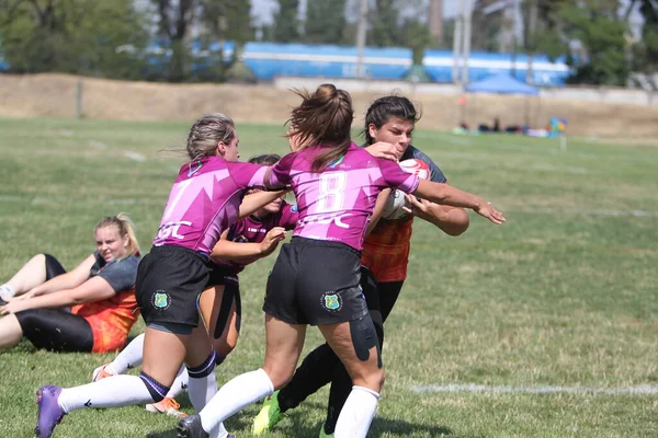 Odessa, Ukrayna - 22 Ağustos 2020: Odessa ragbi takımları arasında Ukrayna Kupası. Kızların ragbi maçının gerginlik anı. Bayanlar ragbi takımı için dramatik meydan okuma oyunu