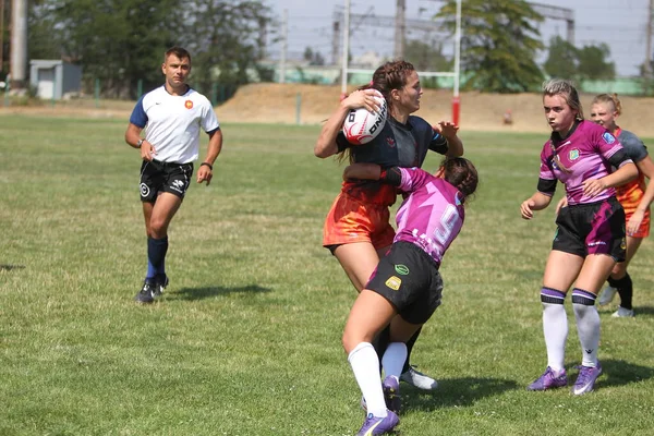 Odessa, Ukrayna - 22 Ağustos 2020: Odessa ragbi takımları arasında Ukrayna Kupası. Kızların ragbi maçının gerginlik anı. Bayanlar ragbi takımı için dramatik meydan okuma oyunu