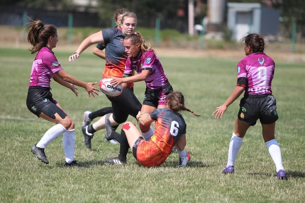 Odessa, Ukrayna - 22 Ağustos 2020: Odessa ragbi takımları arasında Ukrayna Kupası. Kızların ragbi maçının gerginlik anı. Bayanlar ragbi takımı için dramatik meydan okuma oyunu