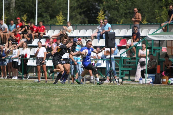 Odessa, Ukrayna - 22 Ağustos 2020: Odessa ragbi takımları arasında Ukrayna Kupası. Kızların ragbi maçının gerginlik anı. Bayanlar ragbi takımı için dramatik meydan okuma oyunu