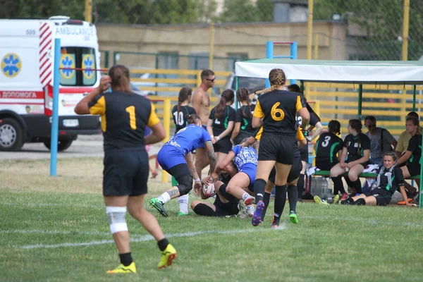 Odessa, Ukrayna - 22 Ağustos 2020: Odessa ragbi takımları arasında Ukrayna Kupası. Kızların ragbi maçının gerginlik anı. Bayanlar ragbi takımı için dramatik meydan okuma oyunu