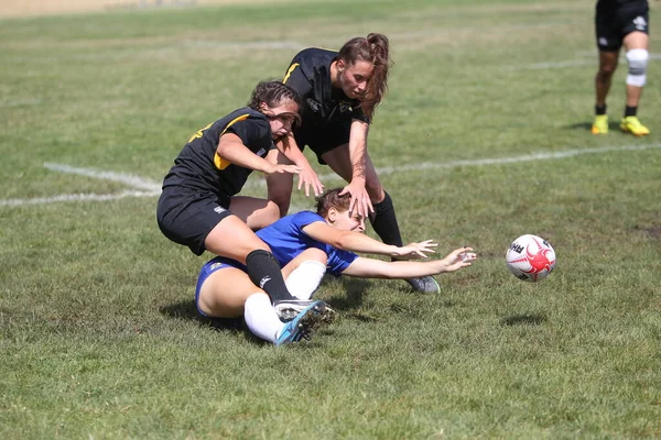 Odessa, Ukrayna - 22 Ağustos 2020: Odessa ragbi takımları arasında Ukrayna Kupası. Kızların ragbi maçının gerginlik anı. Bayanlar ragbi takımı için dramatik meydan okuma oyunu